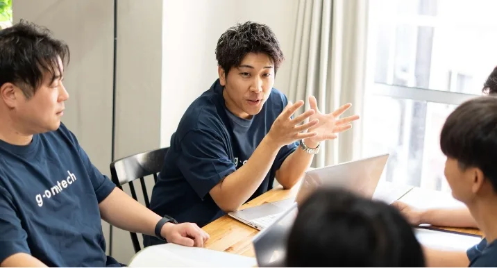 社内で打ち合わせを行うスタッフ